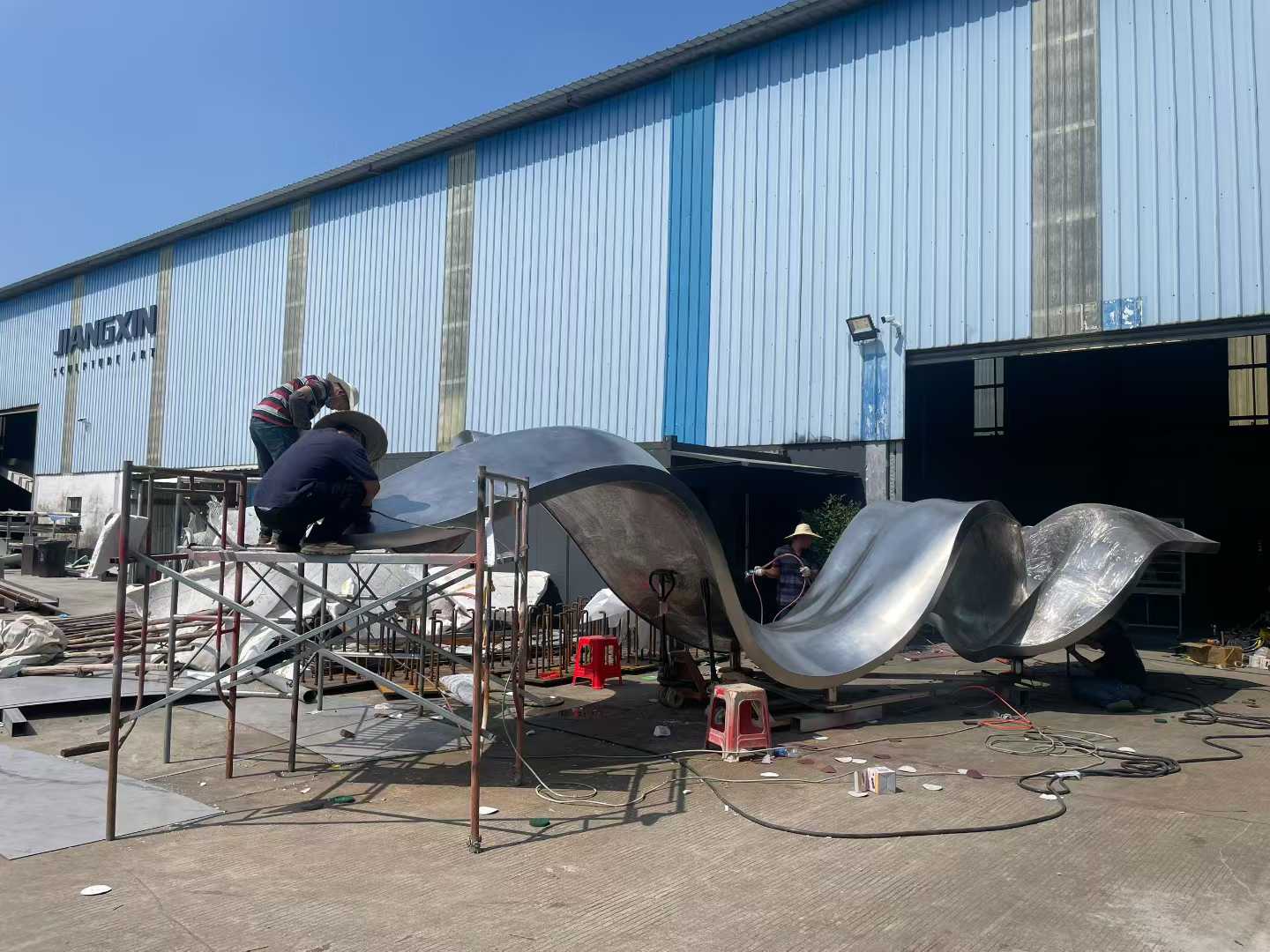 园林景观雕塑一般用什么材料?常见材质与适用场景分析(图1) 园林景观雕塑一般用什么材料?常见材质与适用场景分析(图1)