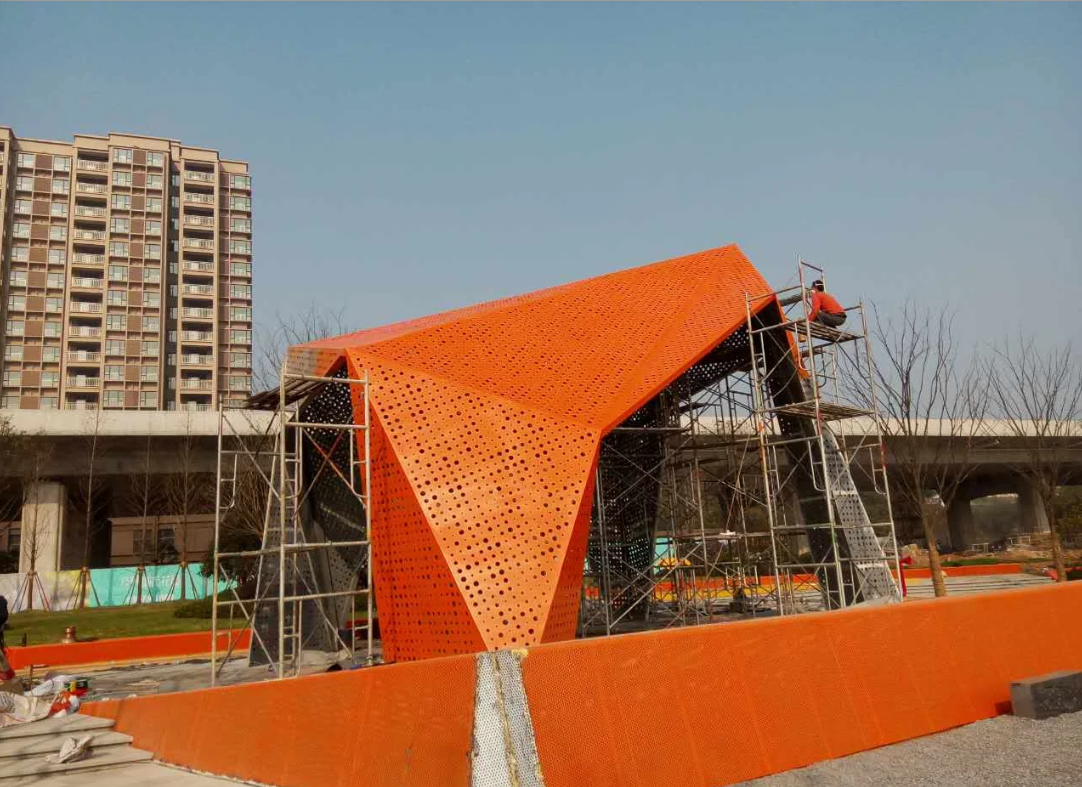 几何异形镂空钢板廊架雕塑 户外橙色冲孔钢结构景观门户装置定制(图4) 几何异形镂空钢板廊架雕塑 户外橙色冲孔钢结构景观门户装置定制(图4)