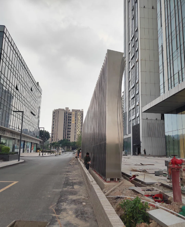 波浪曲面竖向格栅景观景墙 户外渐变弧形金属型材艺术围墙雕塑定制(图3) 波浪曲面竖向格栅景观景墙 户外渐变弧形金属型材艺术围墙雕塑定制(图3)