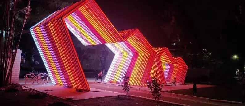异形几何发光拱门雕塑 户外渐变灯带钢结构通道门头景观装置定制(图5) 异形几何发光拱门雕塑 户外渐变灯带钢结构通道门头景观装置定制(图5)