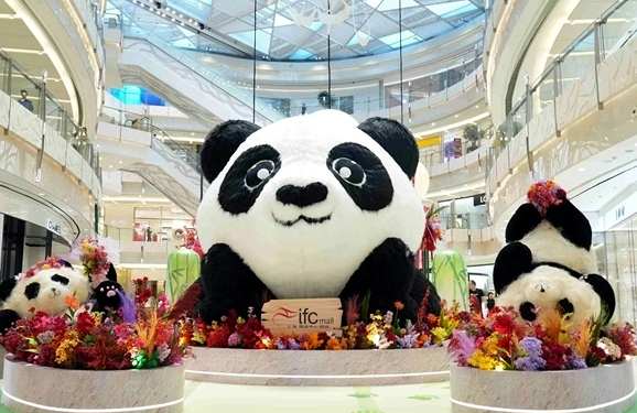 商场中庭毛绒熊猫卡通雕塑花艺景观商业装置(图1) 商场中庭毛绒熊猫卡通雕塑花艺景观商业装置(图1)