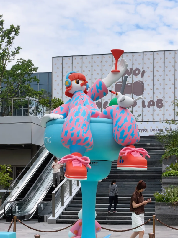 万象城西区潮流主题商业美陈雕塑工程(图1)